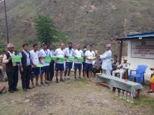 अध्यक्ष पुरस्कार वितरण गर्नु हुदै...